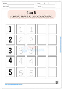 Na primeira atividade, as crianças vão cobrir o tracejado de cada número. Por exemplo, a primeira tarefa é cobrir o número 1, seguindo o tracejado, e depois, escrever o número 1 por conta própria. Esta atividade é fundamental para desenvolver a habilidade motora e a familiaridade com a forma dos números. O professor deve incentivar os alunos a seguir o traçado com calma, garantindo que compreendam a formação correta de cada número.